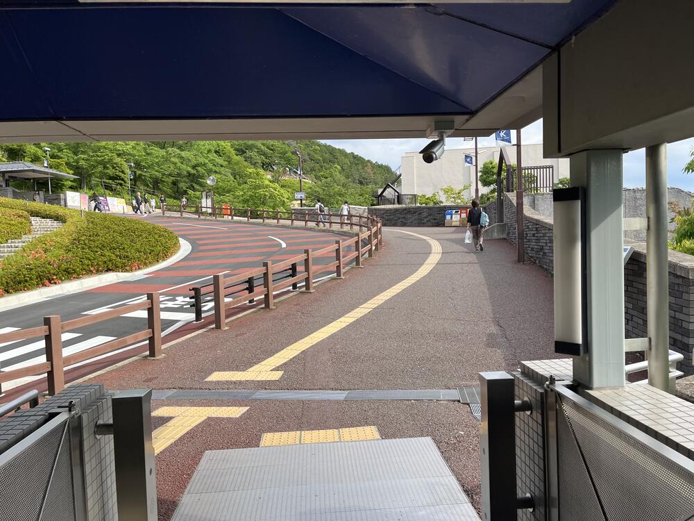 sidewalk from escalator 1
